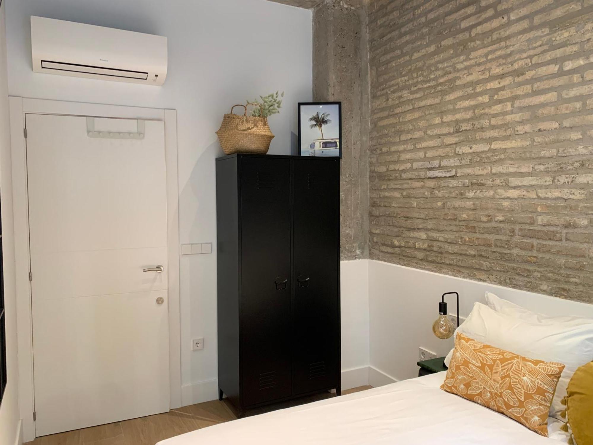 La Reina Beach Rooms Valencia Exterior photo