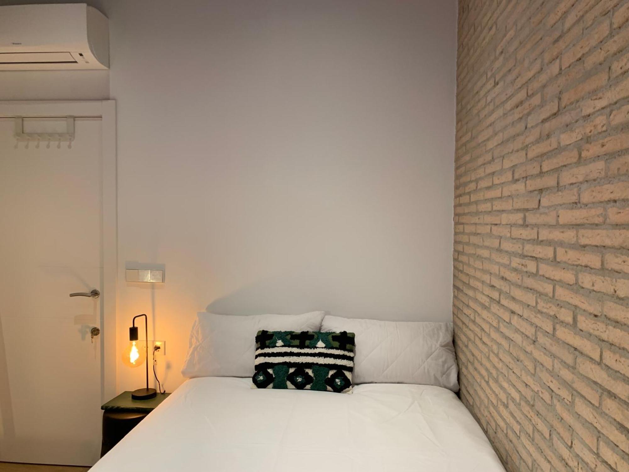 La Reina Beach Rooms Valencia Exterior photo